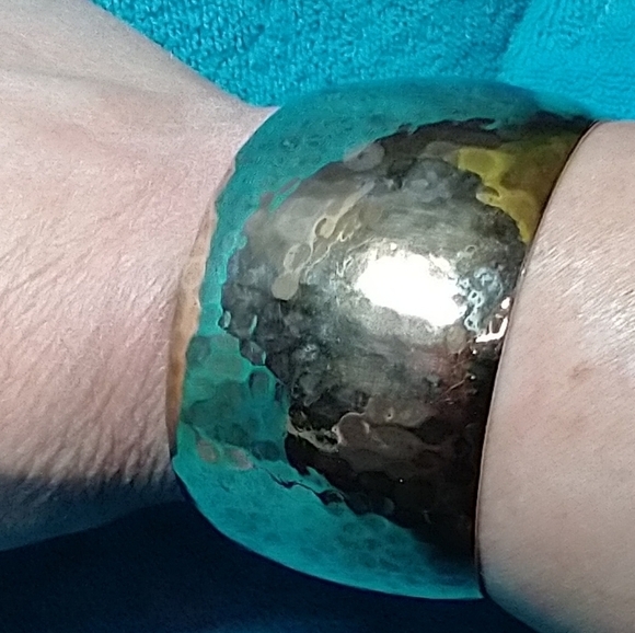 Gold brass Hammered Cuff Bracelet large vintage - Picture 7 of 7